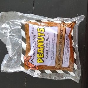 VTG 1989 McDonald's Peanuts Charlie Brown Egg Basket Happy Meal Toy in original.